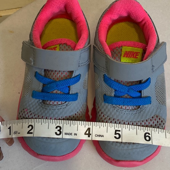 Nike girl toddlers shoes size 6c - Picture 9 of 9